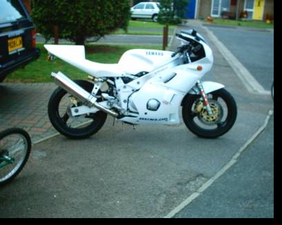 Gary Jakeman's FZR400RSP after the extra work